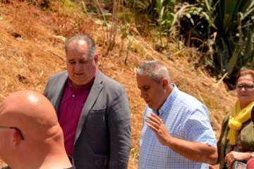 Un vecino echa un cable para la misa en Tecén (Foto Francisco J. Santana)